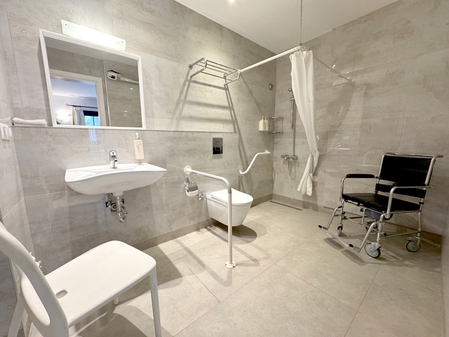pv-0626-interiors-apartment-mobility-friendly-wetroom-2