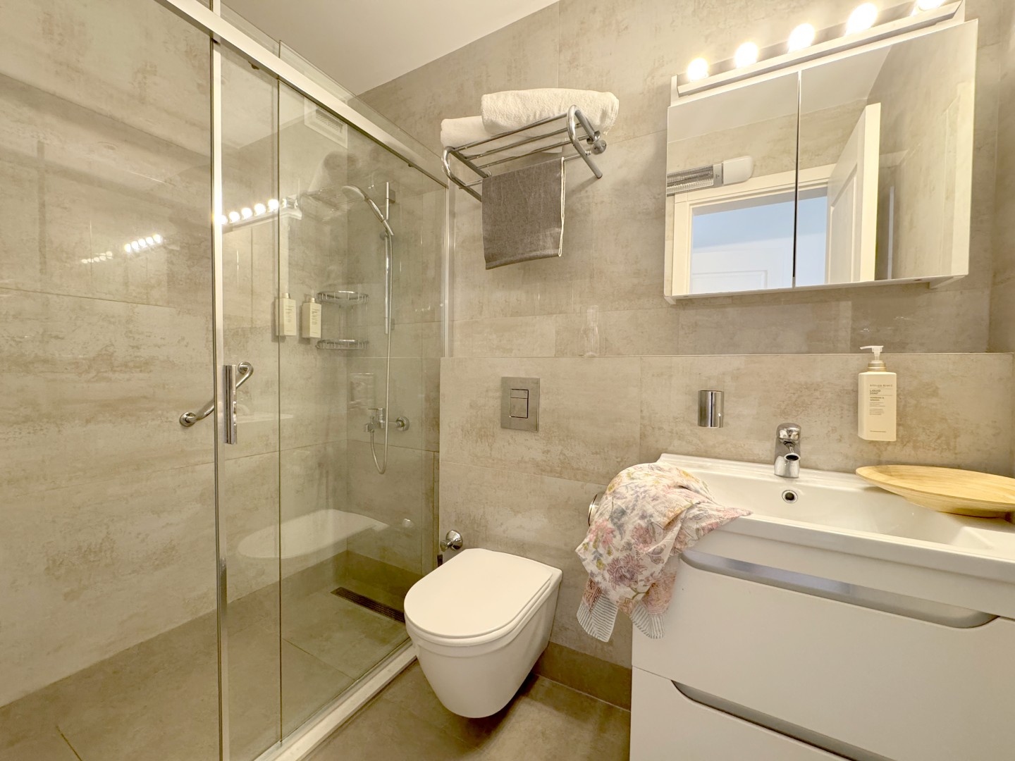 pv-0626-interiors-apartment-shower-room-13