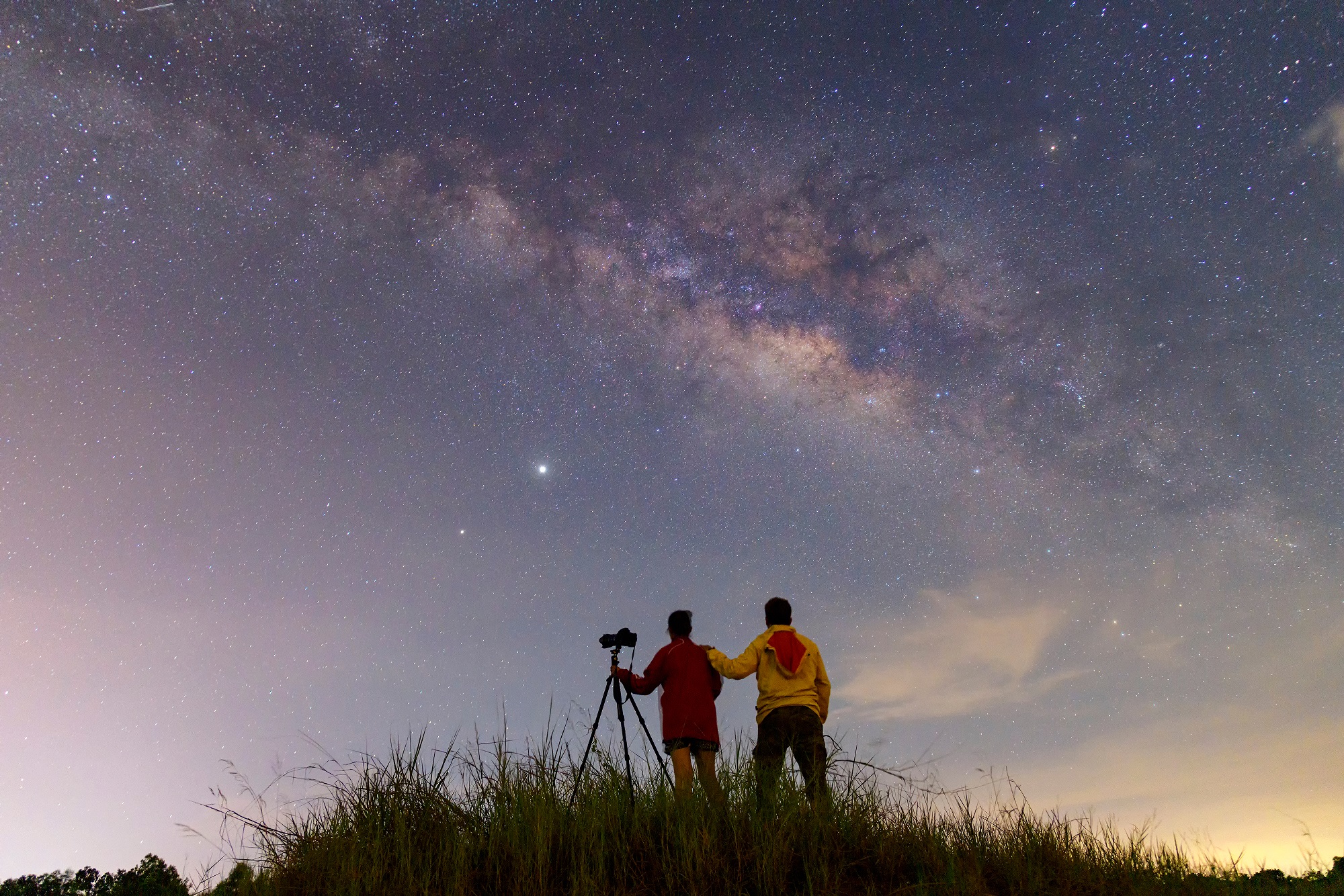 Night,Time,Long,Exposure,Landscape,Photography.the,Milky,Way,a,Couple,Standing